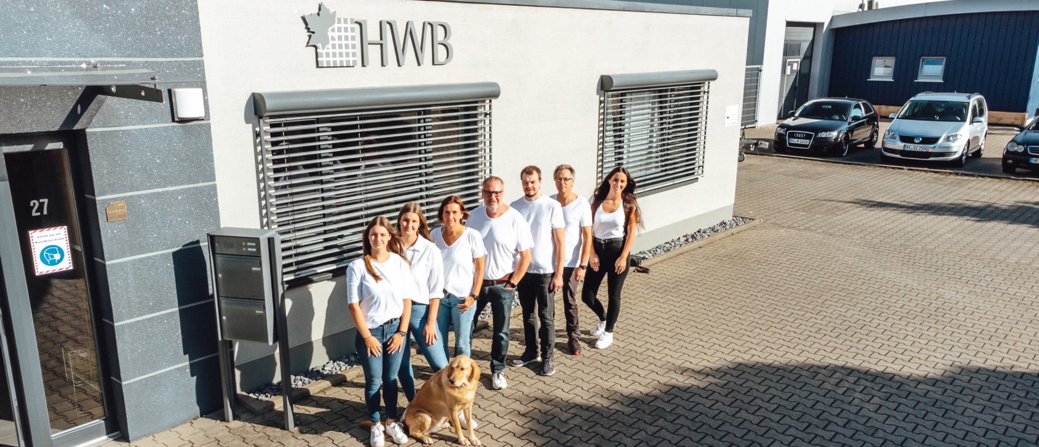 HWB Furniere Team vor dem Firmengebäude